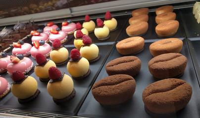 Cakes in confectionery. Display of pastries topped 