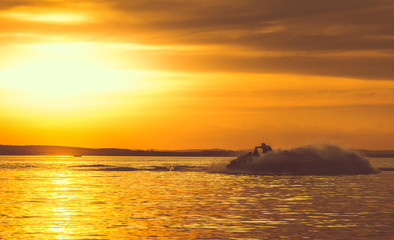 jet ski no por do sol