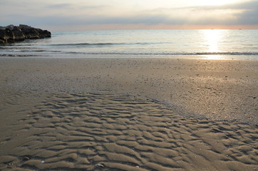 Einsamer Sandstrand am Morgen an der adriatischen Küste