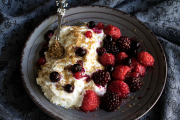 verschiedene Beeren an Quark zum Frühstück