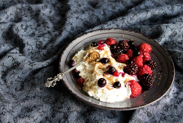 Leichtes Frühstück mit Joghurt und gemischten Beeren