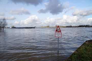 Schifffahrt auf dem Rhein bei Hochwasser