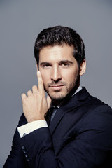 Obraz premium serious contemporary businessman