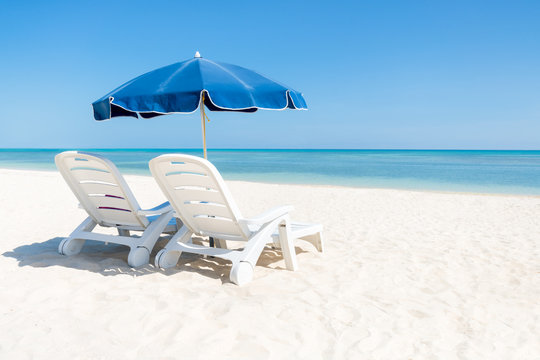 Traumstrand mit zwei Liegest&uuml;hlen