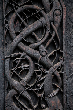 Schnitzereien an der Stabkirche in Urnes, Norwegen
