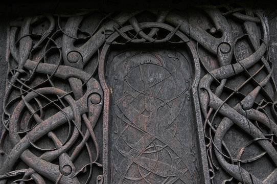 Schnitzereien an der Stabkirche in Urnes, Norwegen