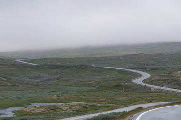 Strasse durch die Hardangervidda im Nebel, Norwegen