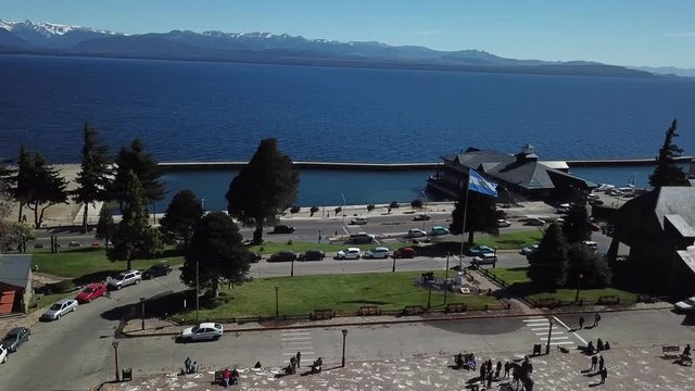 Video de Bariloche desde el aire con la bandera argentina flameando y el lago Nahuel Huapi