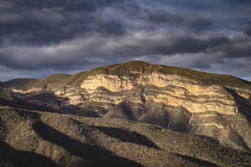 Obraz premium desert mountain at sunset on a cloudy day