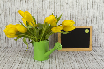 Gelbe Tulpen mit einer leeren Tafel
