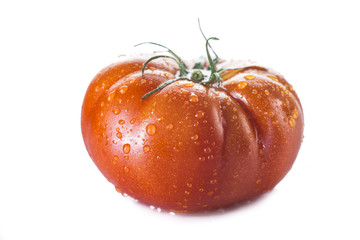 Tomate fresco con gotas de rocío aislado sobre fondo blanco, comida sana