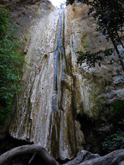Rio y cascada en Jorox, aldea  de Alozaina, en la provincia de Málaga, Andalucía (España) situada en el valle del río y poblada desde el Paleolítico © VEOy.com