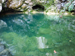 Rio y cascada en Jorox, aldea  de Alozaina, en la provincia de Málaga, Andalucía (España) situada en el valle del río y poblada desde el Paleolítico