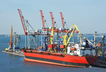 Fototapeta premium Bulk cargo ship under port crane
