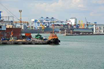 Tugboat and port cargo crane