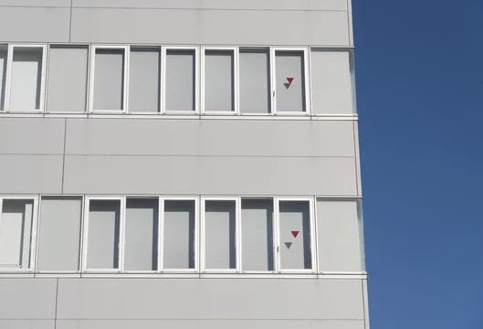ビルの窓 三角マーク 消防隊進入口 非常用進入口 建築基準法 Stock 写真 Adobe Stock ビルの窓 三角マーク 消防隊進入口 非常用進入口 建築基準法 Stock 写真 Adobe Stock