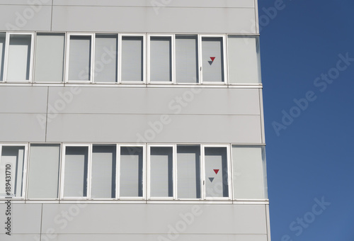 &quot;ビルの窓 三角マーク 消防隊進入口 非常用進入口 の ストック写真とロイヤリティフリーの画像 Pic