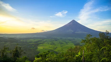 Schilderijen op glas Mount Mayon Volcano With Perfect Cone - Sunrise in Albay, Luzon - Philippines © nathanallen