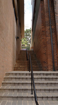 レンガの壁の間の狭く長い階段