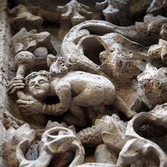 Relief mit Steinfigur an der Fassade des Innenhofes der Seidenbörse (Lonja de la Seda)