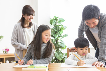 Fototapeta premium 勉強する子供と勉強を見る親