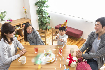 誕生日パーティーをする家族