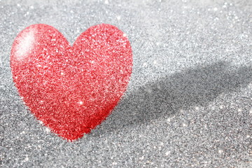 красивый фон красное сердце на фоне серебристых блесток        