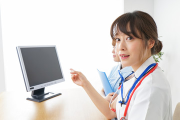 ブリーフィングをするドクターとナース