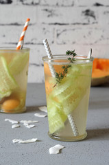 aromatisiertes Kokoswasser mit Gurke, Cantaloupe Melone und Thymian