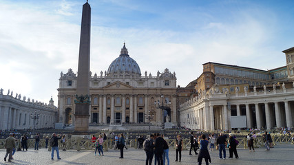 Obraz premium Widok na Bazylikę Świętego Piotra, Rzym, Watykan, Włochy.