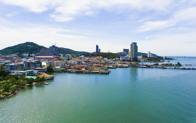 Obraz premium Aerial view of sea beach with city and island background