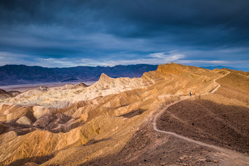 Naklejka premium randonneur sur le santier.