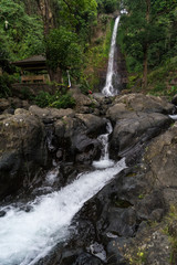 Fluss mit Tempel und Wasserfall im Hintergrund
