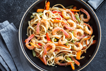 Stir fry with shrimps and noodles