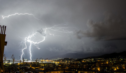 tempesta di fulmini di notte a genova