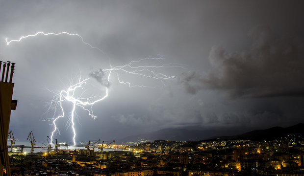 tempesta di fulmini di notte a genova