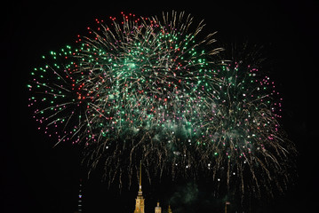 Праздничный фейерверк в городе.