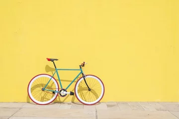 Abwaschbare Fototapete Fahrrad Ein City-Fahrrad-Festfahrrad auf gelber Wand
