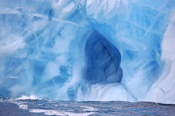 Fototapete Städte / Reisen Eishöhle im schönen Eisberg