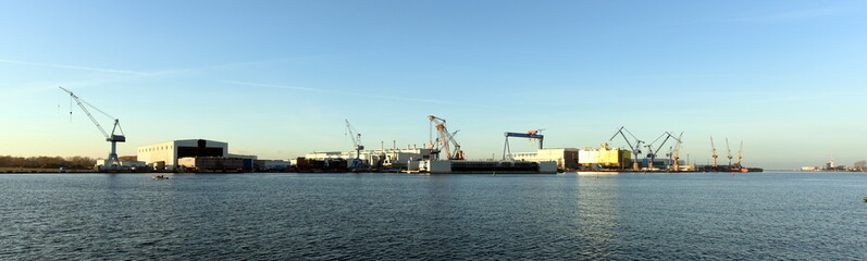 Fototapeta na wymiar Werftgelände in Rostock Warnemünde