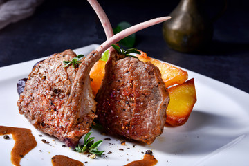Grilled lamb chops with potatoes