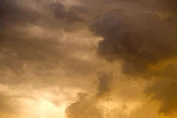 Photo sur Plexiglas Ciel Nuages de tempête dans le ciel au coucher du soleil en arrière-plan