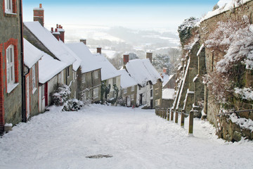 Gold Hill Shaftesbuy Dorset uk . In the snow - obrazy, fototapety, plakaty