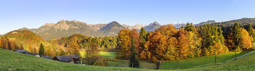 herbstliche Natur am Spätnachmittag im Oberallgäu © ARochau