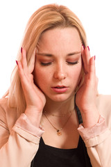 Junge Frau mit Kopfschmerzen