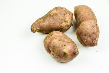 Süßkartoffeln liegen auf dem Holztisch