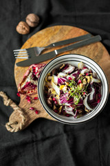 Chicorée-Radicchio-Salat mit Granatapfelkernen