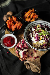 Süßkartoffel Pommes Frites mit Chicorée-Radicchio-Salat