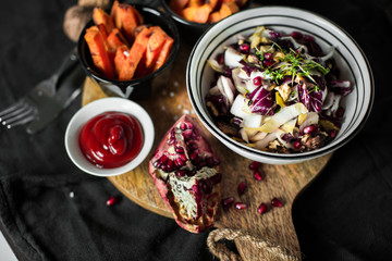 Süßkartoffel Pommes Frites mit Chicorée-Radicchio-Salat
