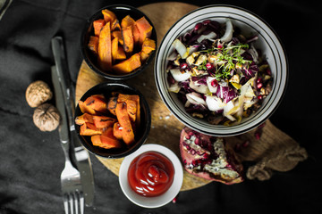  Süßkartoffel Pommes Frites mit Chicorée-Radicchio-Salat